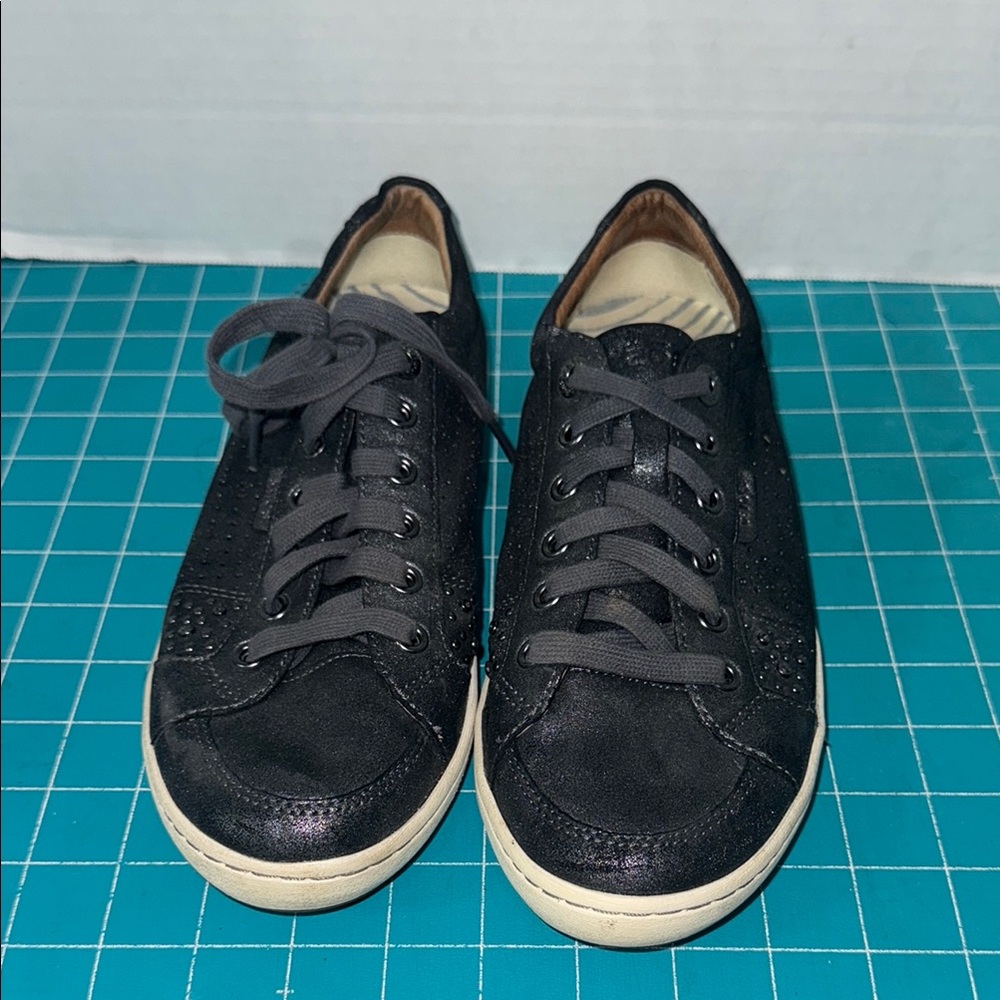 Täōs Grey Metallic Freedom Moc Star Low Profile Supportive Sneaker Size 9